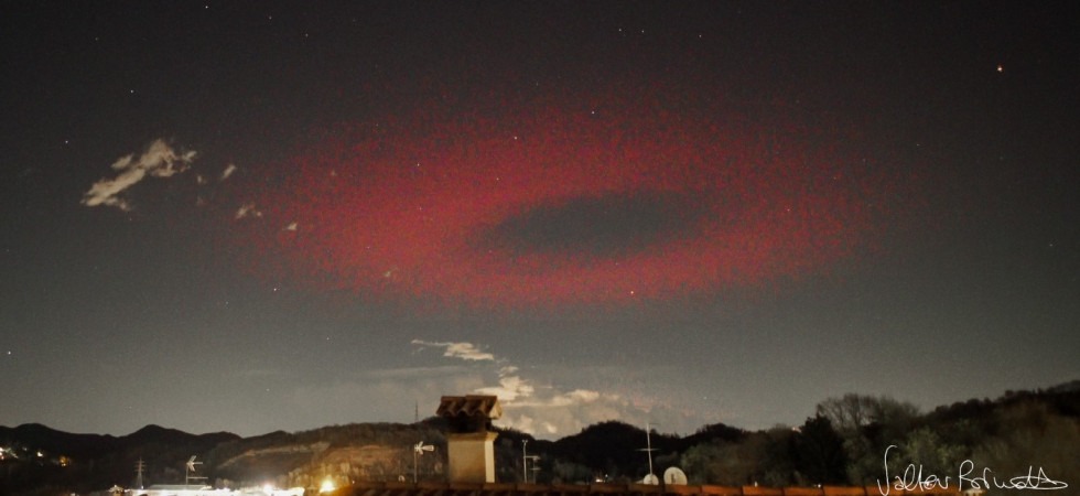 Un misterioso 'anello' di luce rossa in cielo: l'incredibile scatto ai piedi del Grappa